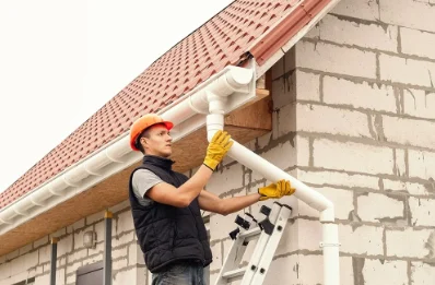 Pose et remplacement de gouttières à Chenereilles